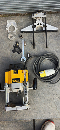 Dewalt 110v plunge router with - dewalt,